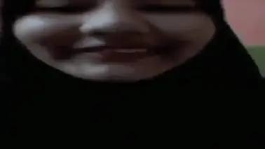 Cewek Jilbab 16 Tahun Mulus Pamer Tubuh Depan Kamera
