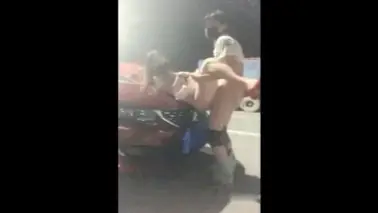 Genjot Cewek Bohay di Atas Kap Mobil Sampe Becek